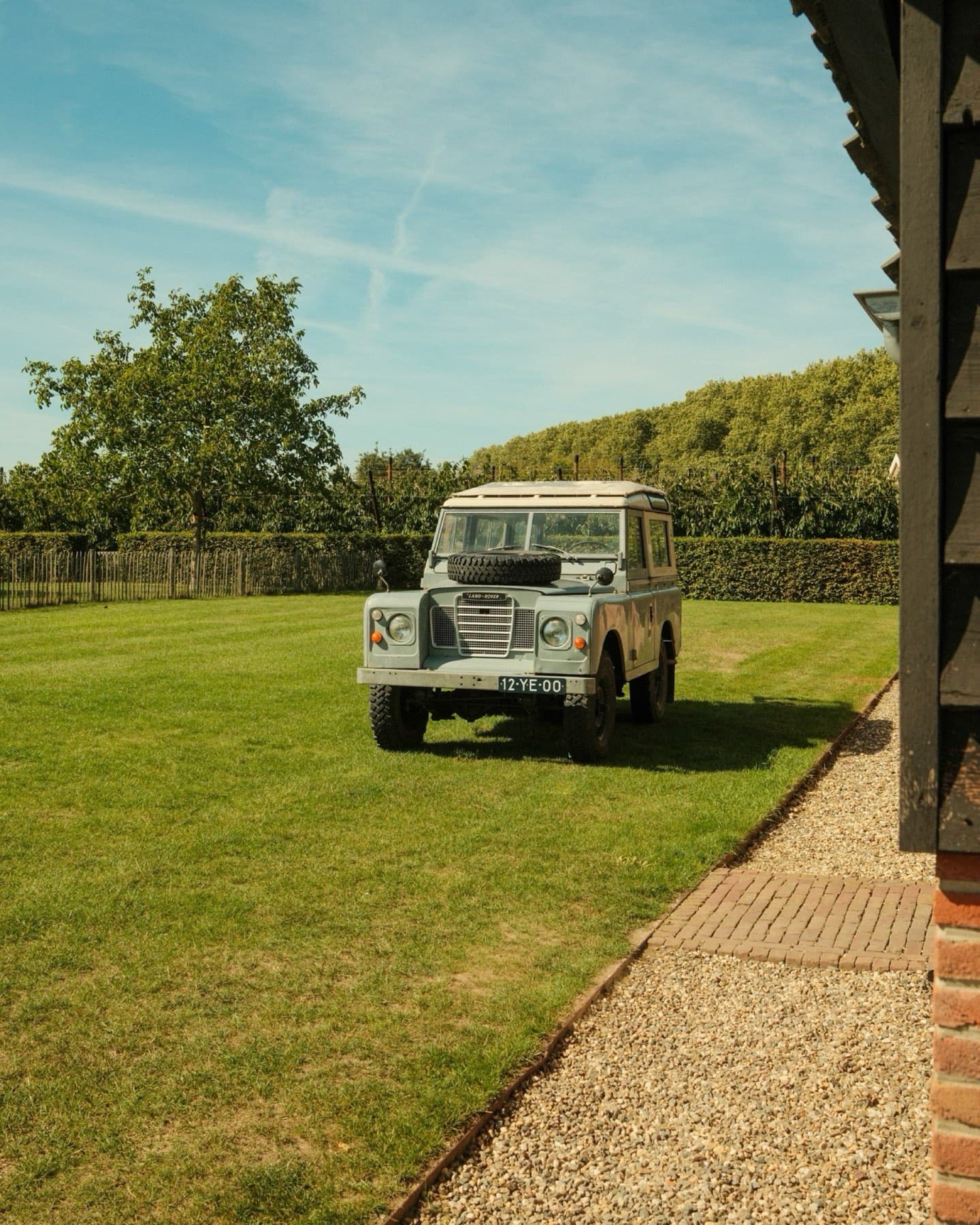 Straatmoment in warm licht